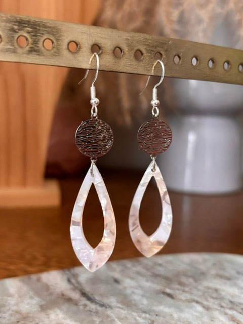 Boucles d’oreilles dormeuses argentées avec filigrane gravé sur disque et pampille blanche