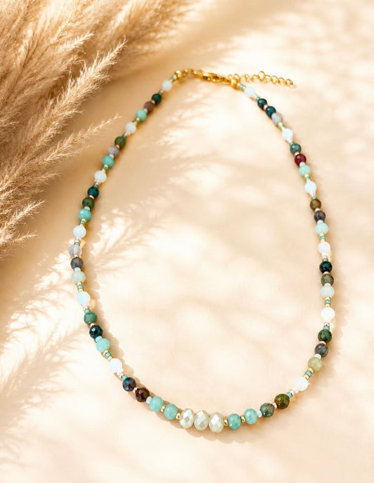 Collier perles turquoise, nacre et agate indienne, blanc et noir, chaîne dorée.