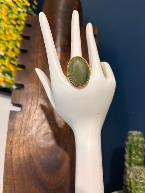 Bague ajustable dorée à cabochon ovale en aventurine verte, monture simple
