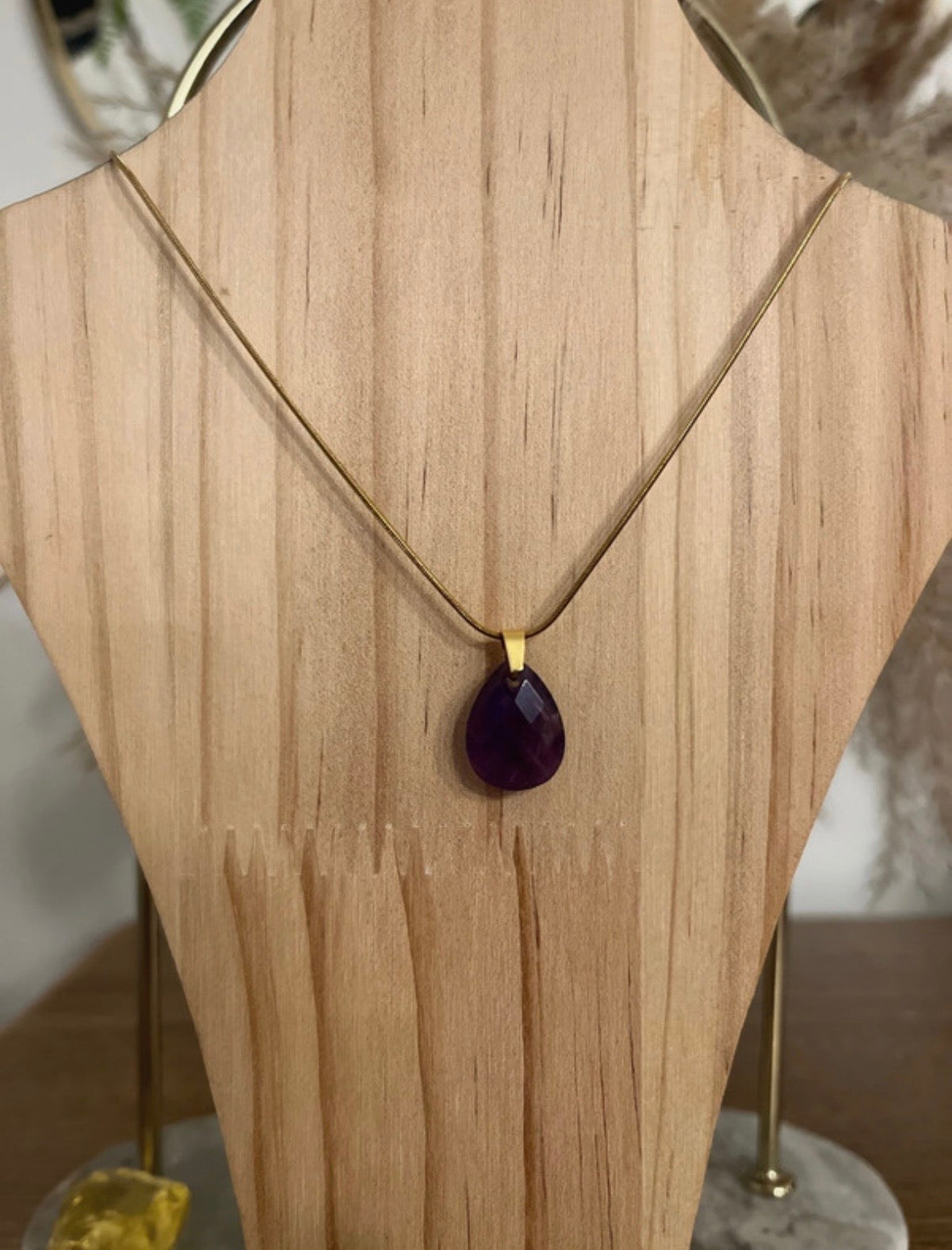 Collier à pendentif goutte en pierre violette, chaîne fine dorée