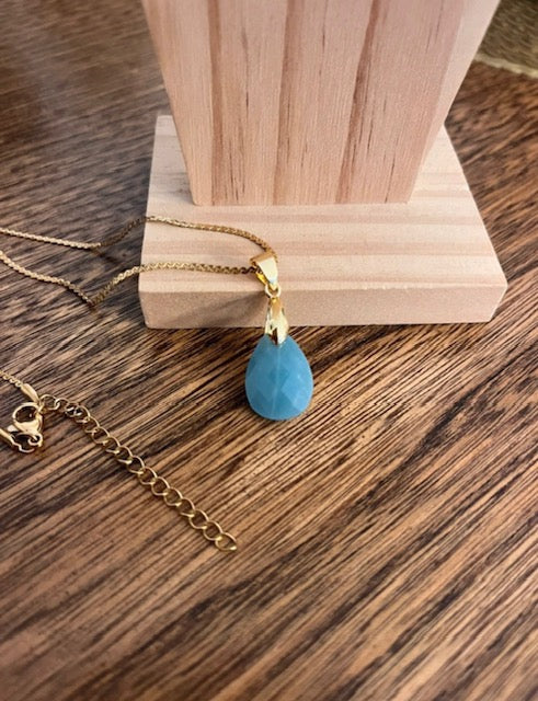Collier à pendentif goutte en pierre bleue, chaîne fine dorée