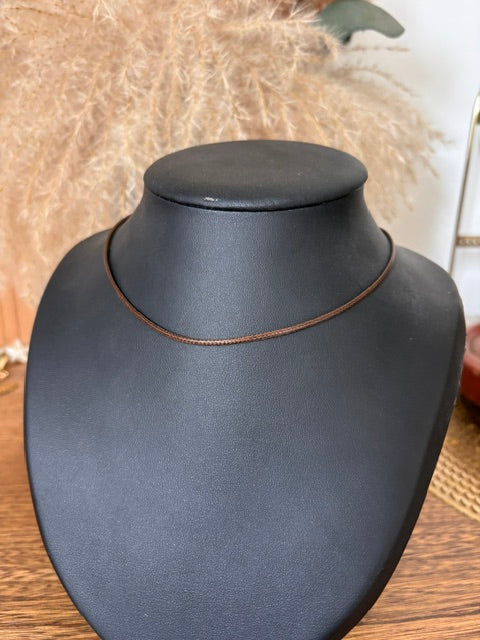 Marron : Cordon de collier en simili cuir marron, variante Marron, longueur 45 cm avec chaînette de rallonge de 5 cm et fermoir mousqueton.