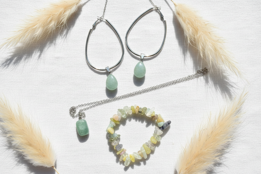 Parure de bijoux : créoles goutte vertes, bracelet à perles, collier fin argenté