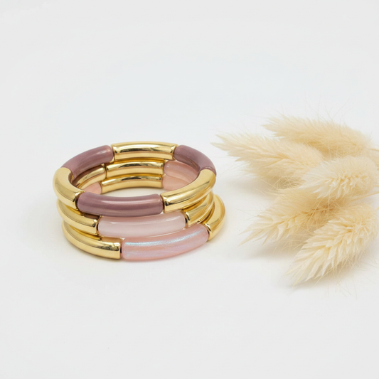 Ensemble de trois bracelets élastiques à perles tubes rose et violet, anneaux dorés