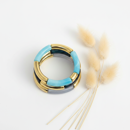 Bracelet élastique à tubes turquoise et dorés, fermoir en anneau