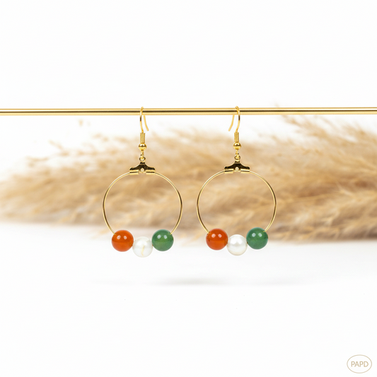 Boucles d'oreilles anneau doré agate paon & nacre naturelle, perles 8mm irisées, acier inoxydable 316L. Fait main France – PAPD.