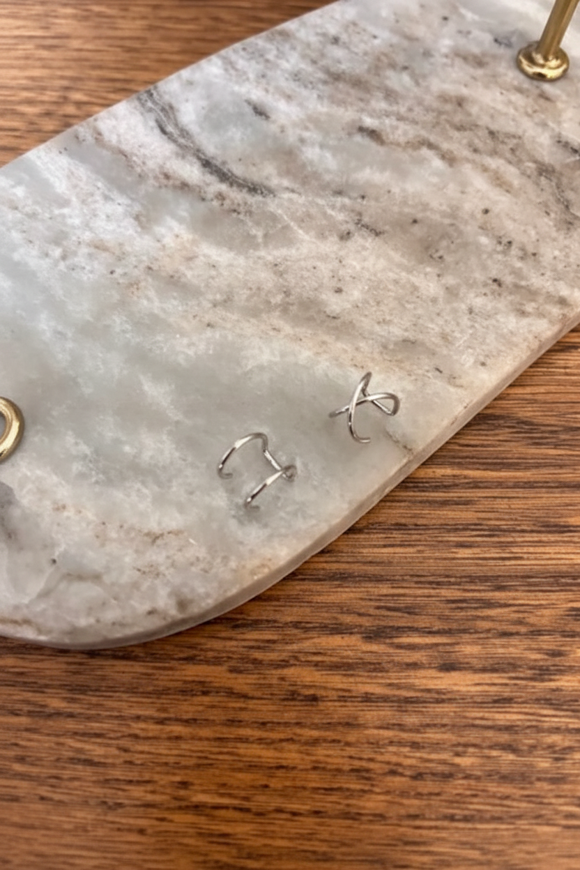Boucles d’oreilles à enfiler argentées, anneaux ouverts en forme de nœud, vue de côté