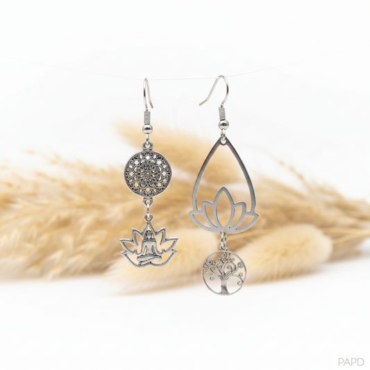 Boucles d’oreilles pendantes asymétriques argentées, motif mandala et lotus en filigrane.