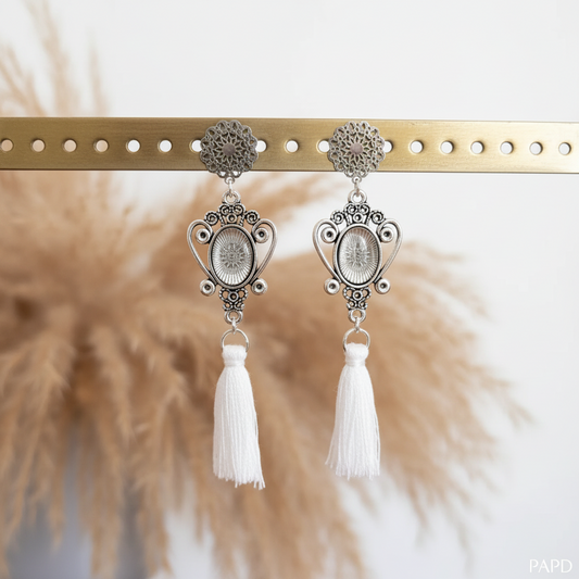 Boucles d'oreilles médaillon bohème filigrane & pompon blanc – acier inoxydable argenté – PAPD