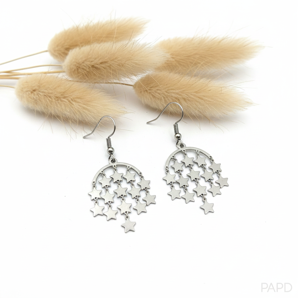 Boucles d’oreilles argentées pendantes, grands pendentifs en forme d’étoiles ajourées.