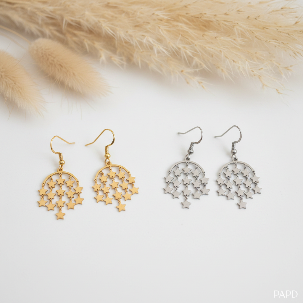 Paire de boucles d’oreilles dorées et paire argentées, pendentifs en forme d’étoiles ajourées.