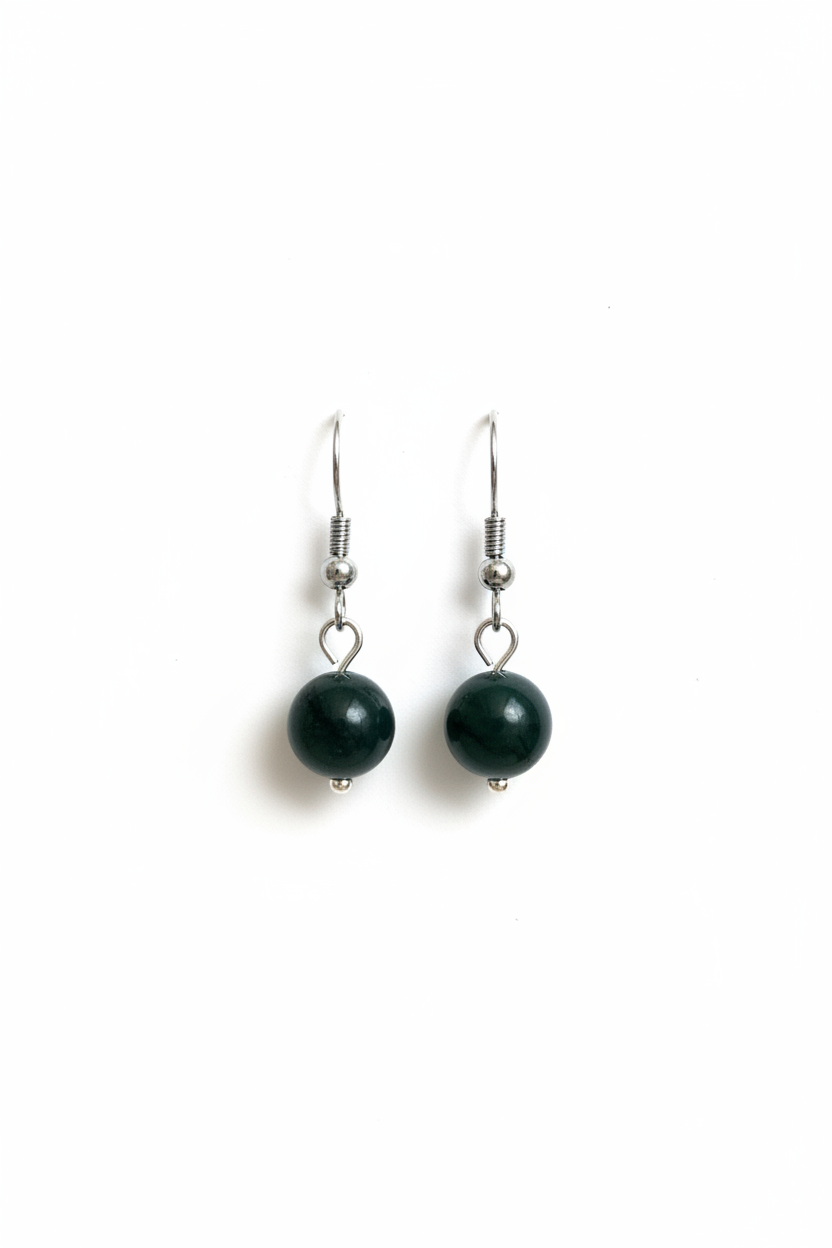Boucles d’oreilles pendantes en agate mousse vert très foncé avec crochets et apprêts argentés sur fond blanc
