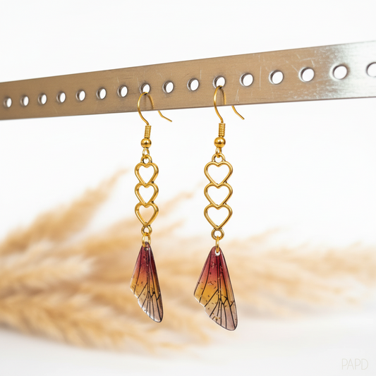 Boucles d’oreilles pendantes : cœurs dorés, ailes façon fée rouge et jaune pailletées