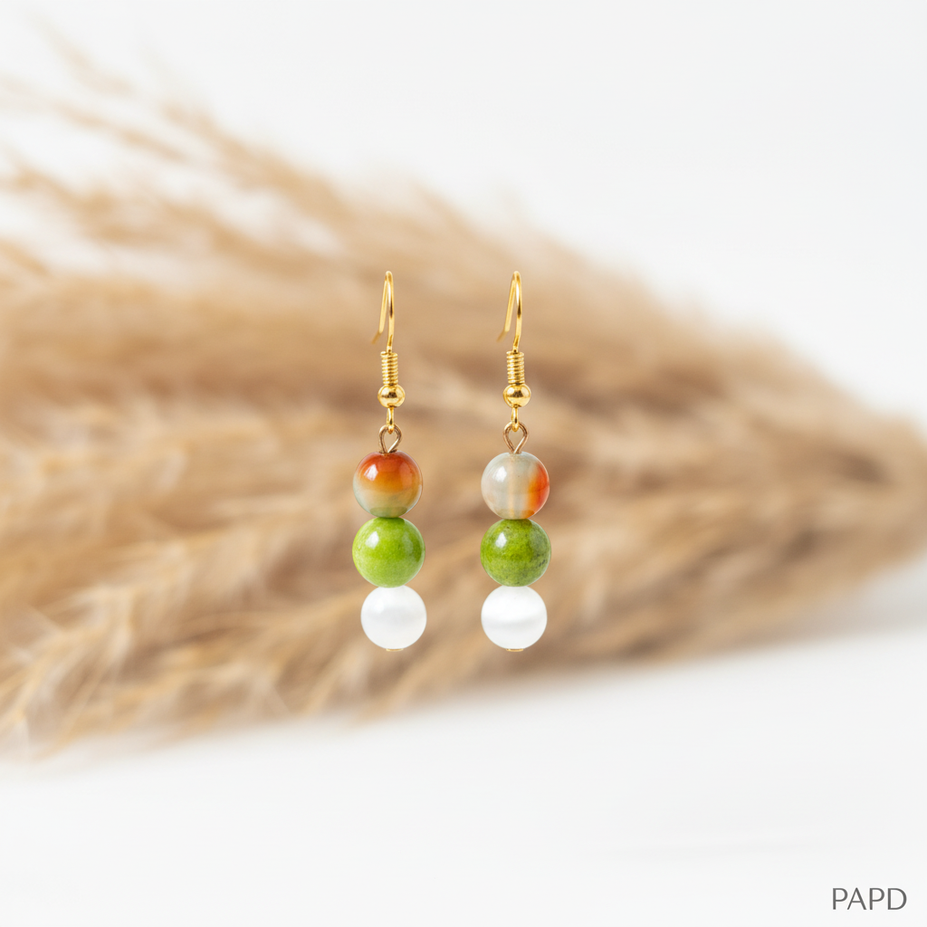 Boucles d’oreilles pendantes 3 pierres naturelles : nacre, péridot vert, agate paon — crochet acier inoxydable doré 316L. Fait main France – PAPD.