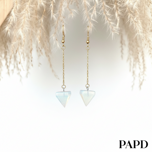 Boucles d’oreilles pendantes dorées avec pendentif opale bleu en forme de triangle
