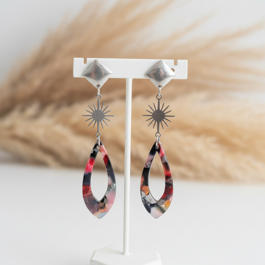 Boucles d’oreilles pendantes acier : soleil ajouré et goutte d’acétate colorée