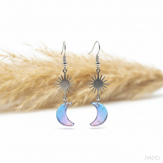 Boucles d'oreilles pendantes argentées avec soleils filigranés et lunes en résine bleue