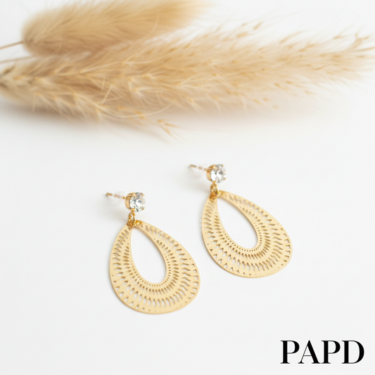 Boucles d’oreilles pendantes dorées, filigrane en goutte et strass rond