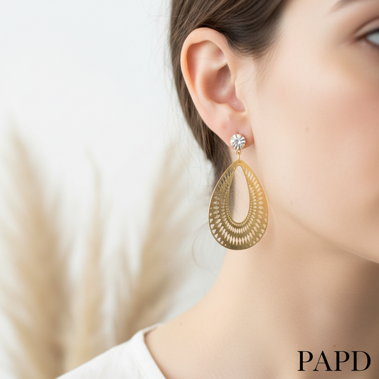 Boucles d’oreilles pendantes dorées avec strass et motif filigrane en goutte