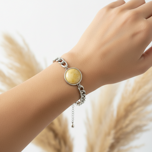 Bracelet gourmette argenté avec cabochon rond ambre jaune et chaînette pendante