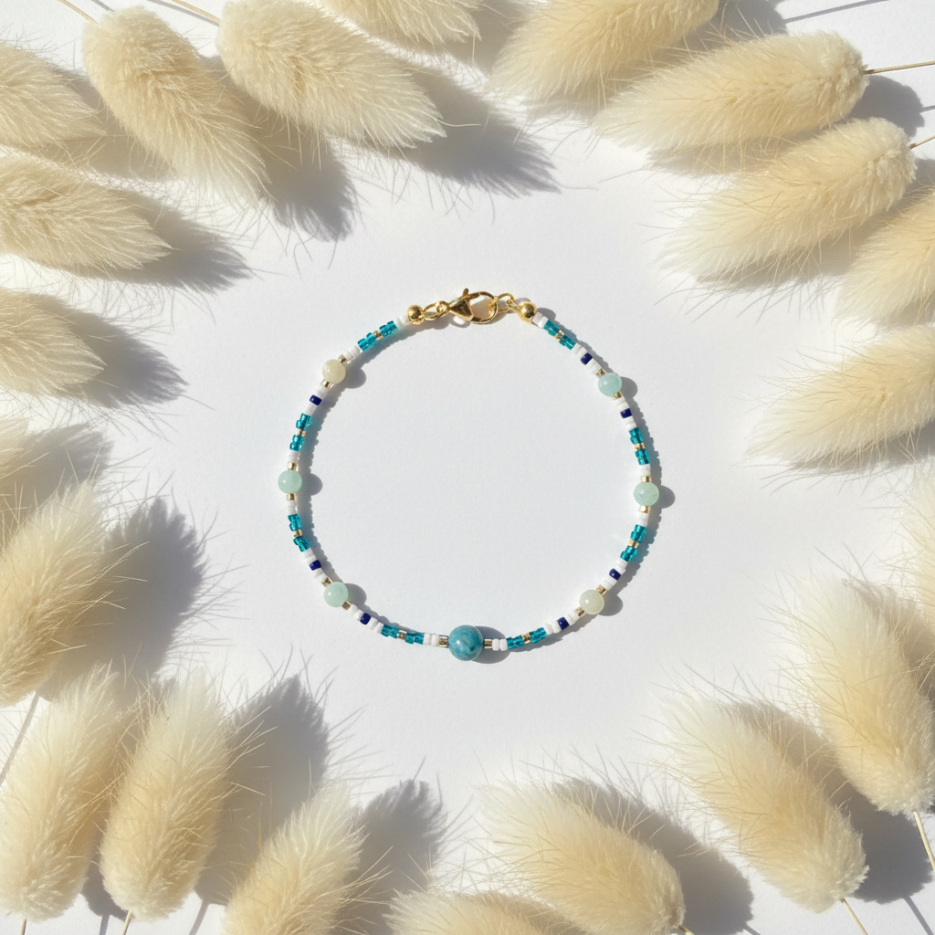 Bracelet de perles Miyuki Toho bleu, détails blanc mat et fermoir doré.