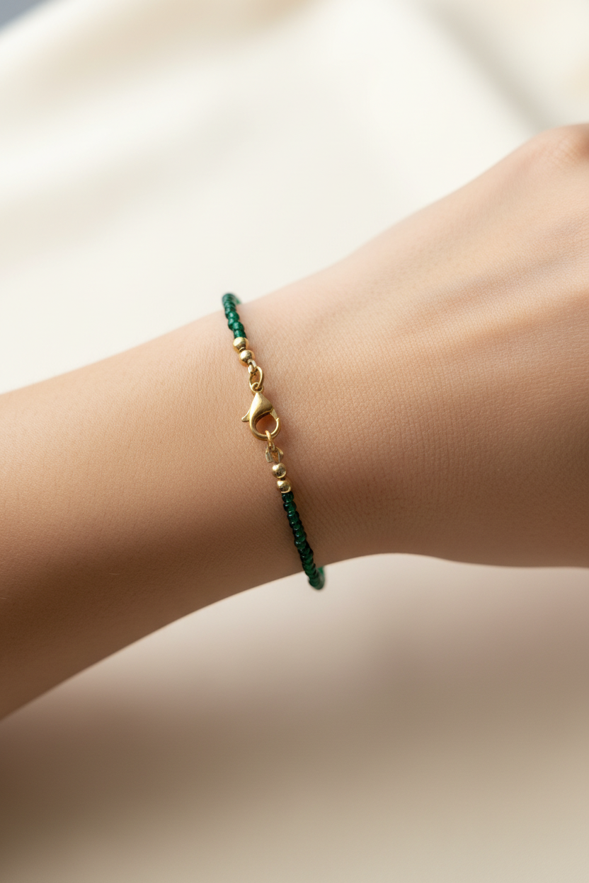 Bracelet Miyuki vert foncé à perles sur poignet, fermoir doré et maillons