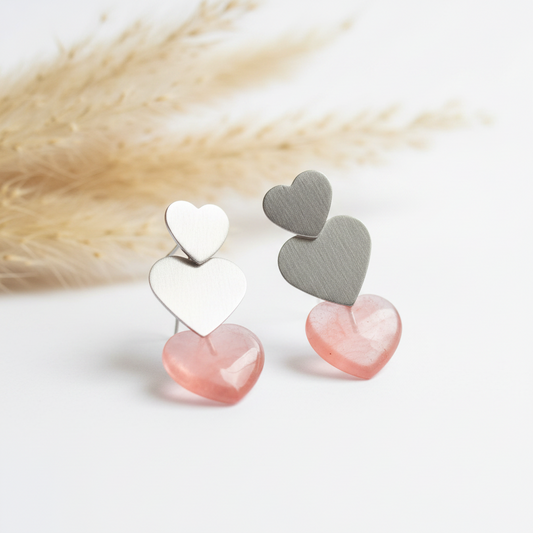 Boucles d’oreilles cœurs articulés, acier brossé, pierre quartz rose cerise