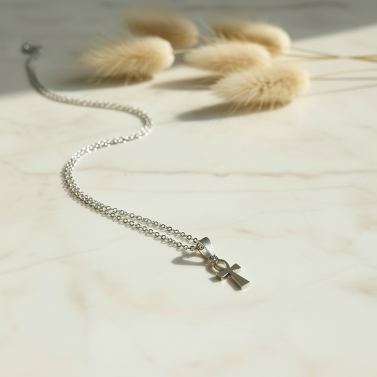 Collier chaîne argentée avec pendentif croix Ankh égyptienne