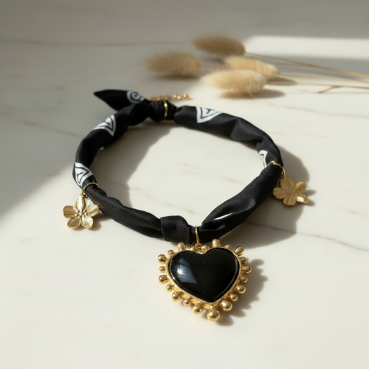 Collier bandana noir avec pendentif cœur noir et fleurs dorées en métal