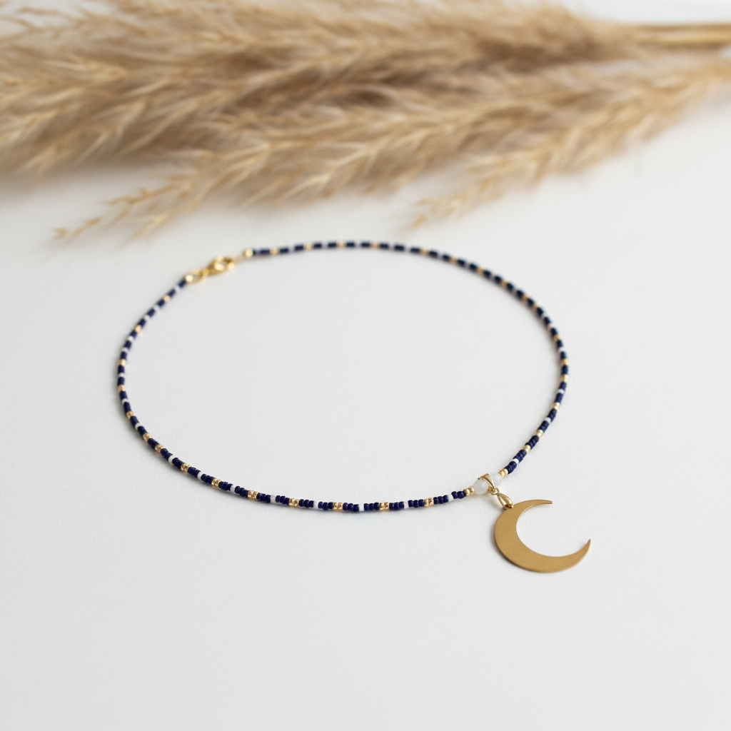 Collier en perles bleu foncé avec pendentif croissant de lune doré