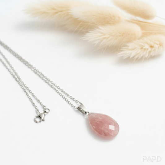 Collier pierre naturelle Rhodonite facettée rose pâle fond blanc pampa – PAPD bijou fait main France