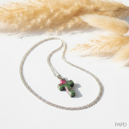 Collier croix Rubis Zoïsite naturelle vert rose chaîne maillon argentée fond blanc – PAPD bijou artisanal