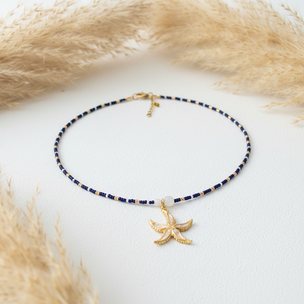 Collier en perles bleu foncé avec pendentif étoile de mer dorée