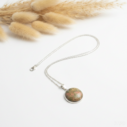 Collier pendentif cabochon rond unakite naturelle rose et verte, chaîne fine maillons argentée acier inoxydable 44cm. Fait main France – PAPD.