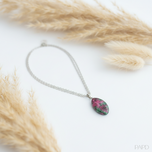 Collier pendentif zoïsite naturelle brute rose fuchsia & verte, chaîne fine maillons argentée acier inoxydable 44cm. Fait main France – PAPD.