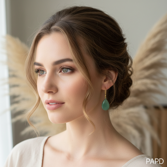 Boucles d’oreilles dorées avec pierre verte en forme de goutte