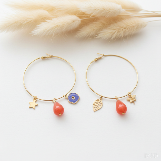 Créoles dorées avec breloques étoile, feuille, quartz bleu et goutte cerise rouge