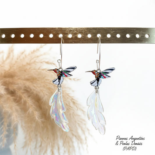 Créoles argentées avec pendentifs colibri et plumes acryliques irisées