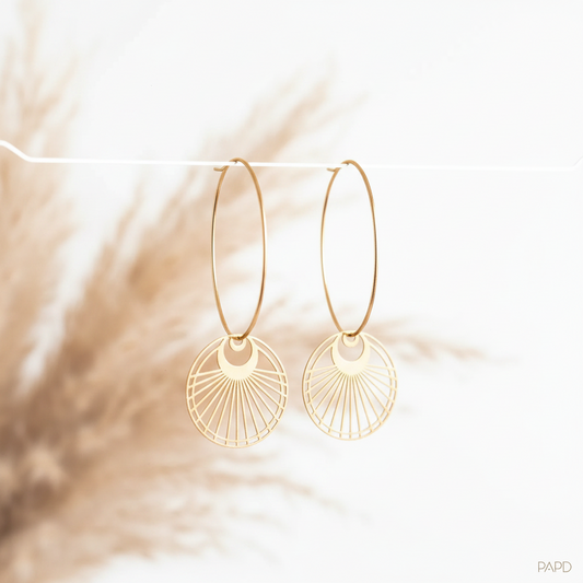 Créoles dorées en acier inox 316L avec pendentifs filigrane lune et soleil.