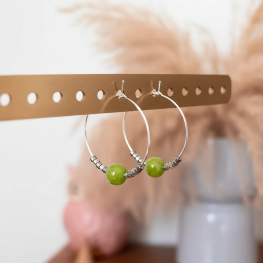 Créoles 4 cm avec perles vertes de péridot et perles de verre, vues détaillées