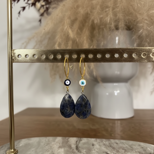 Paire de créoles dorées avec breloque œil et pendentif en pierre bleue en goutte.