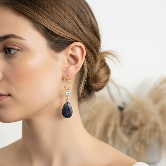 Boucles d’oreilles créoles dorées à pendentif goutte pierre bleue et perle œil.