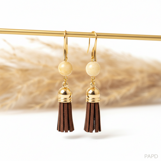 Dormeuses topaze jaune naturelle 6mm, capuchon doré & pompon simili cuir marron, acier inoxydable 316L doré. Fait main France – PAPD.