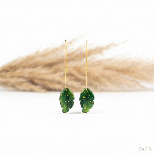 Boucles d’oreilles longues tiges dorées feuille résine vert forêt pailletée dorée. Style bohème fairy, fait main France – PAPD