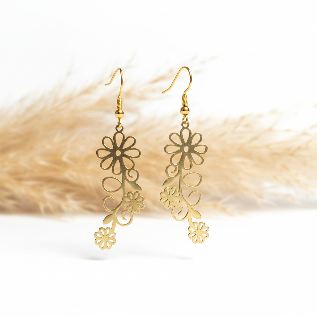 Paire de boucles d’oreilles pendantes floral filigrane, fleurs découpées, doré