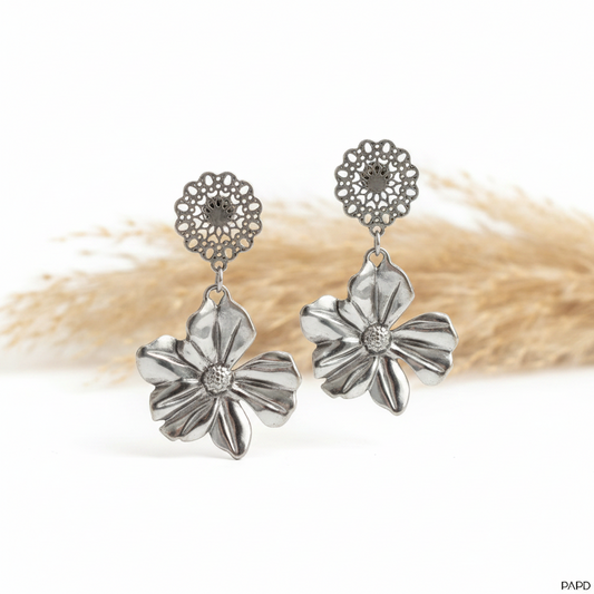Boucles d’oreilles pendantes fleur bohème 3D sculpturale argentée & puce filigranée. Style élégant chic, fait main France – PAPD.