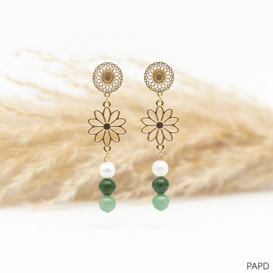 Boucles d’oreilles fleur bohème dorée ajourée, clou filigrane doré, perles nacre blanche, agate paon verte & calcédoine verte. Fait main France – PAPD.