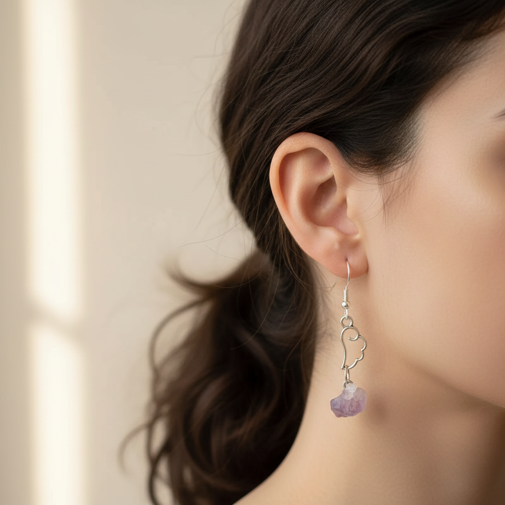 Boucles d’oreilles pendantes motif nuage en acier, avec améthyste brute violette.