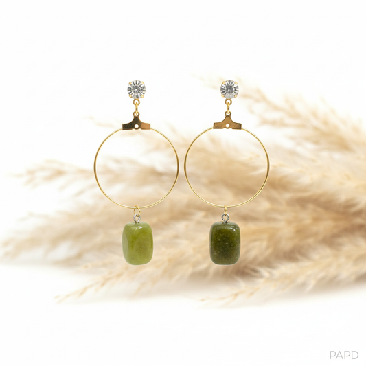 Boucles d’oreilles à clous dorés et créoles avec breloque jade verte