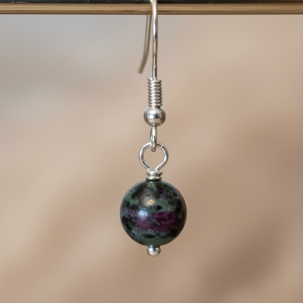Boucle d’oreille pendante: pierre ovale vert-noir striée, fixation crochet argentée